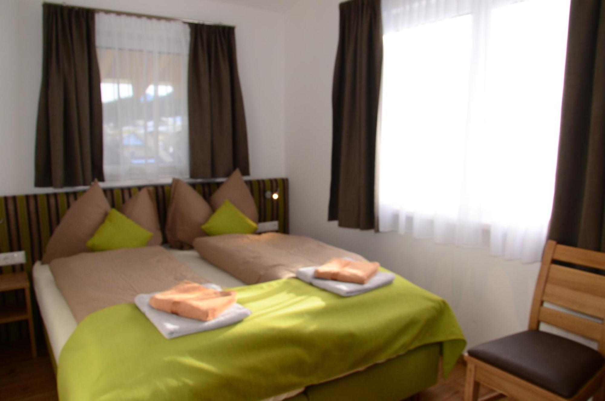 Apartment Haus Van der Leij Russbach am Pass Gschütt Zimmer foto