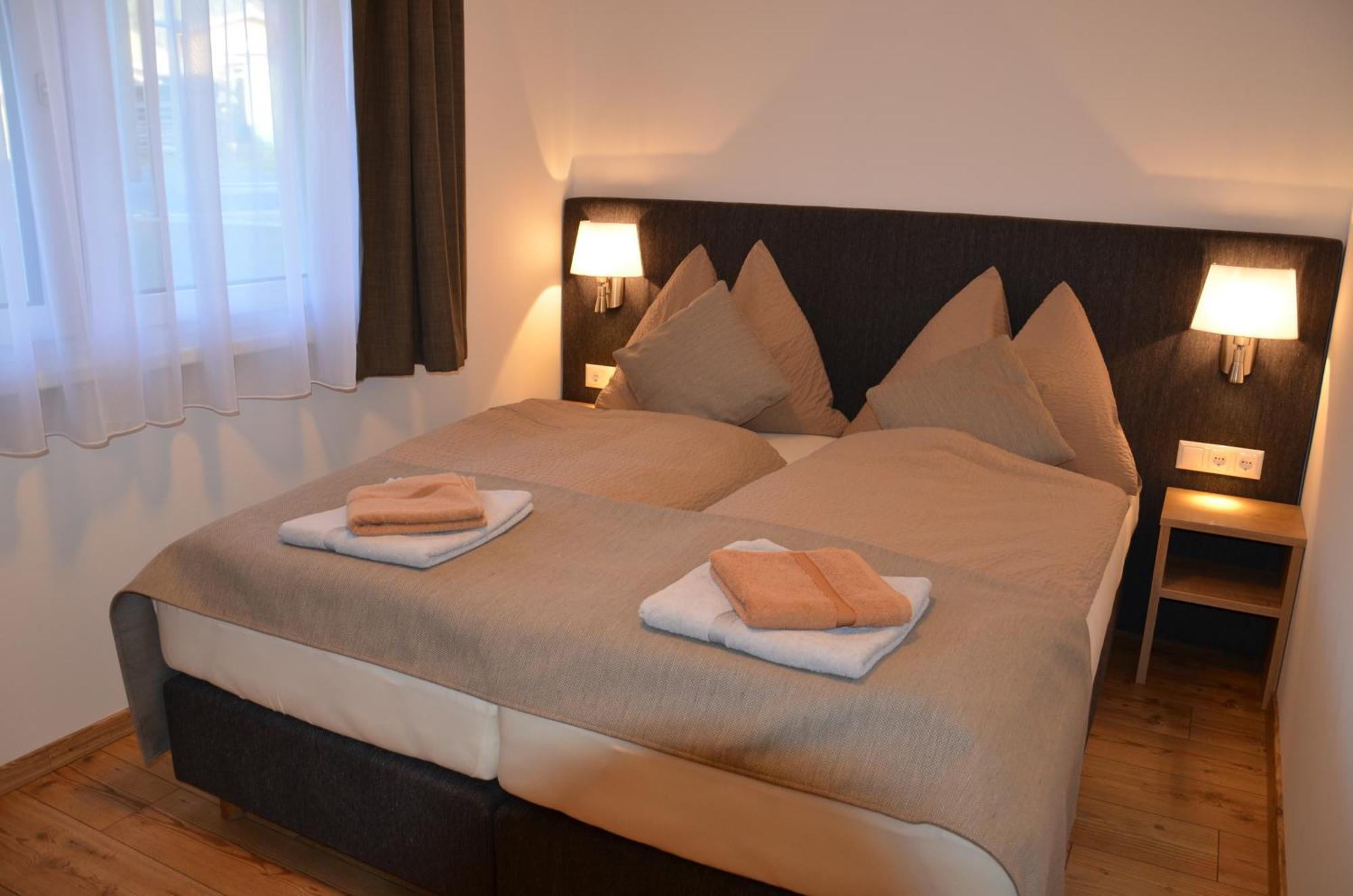 Apartment Haus Van der Leij Russbach am Pass Gschütt Zimmer foto