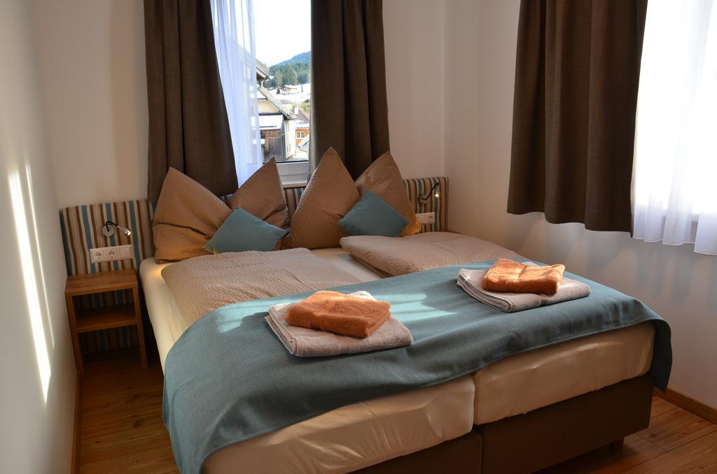Apartment Haus Van der Leij Russbach am Pass Gschütt Zimmer foto
