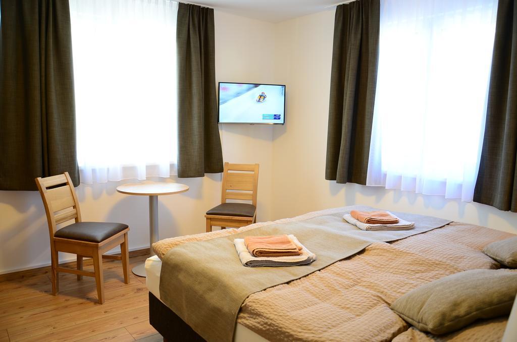 Apartment Haus Van der Leij Russbach am Pass Gschütt Zimmer foto