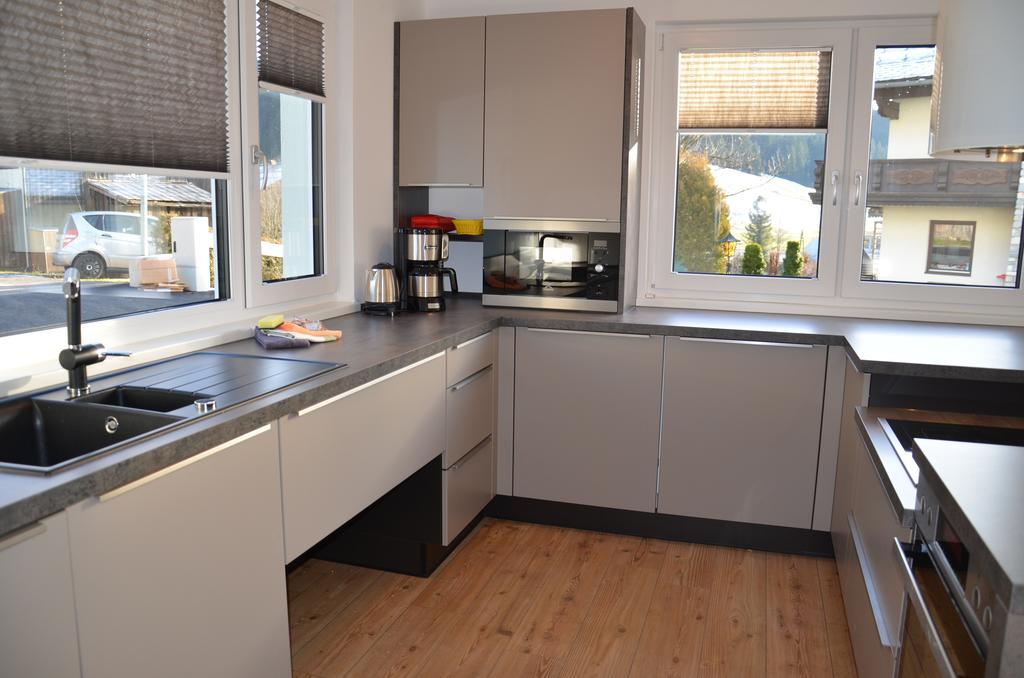Apartment Haus Van der Leij Russbach am Pass Gschütt Zimmer foto