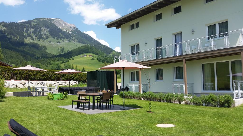 Apartment Haus Van der Leij Russbach am Pass Gschütt Exterior foto